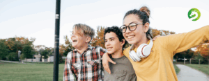 Eine Gruppe selbstbewusster Kinder im Alter von 9 bis 13 Jahren steht zusammen und symbolisiert die Stärke und den Zusammenhalt aus unserem Selbstvertrauenskurs in Ketsch.