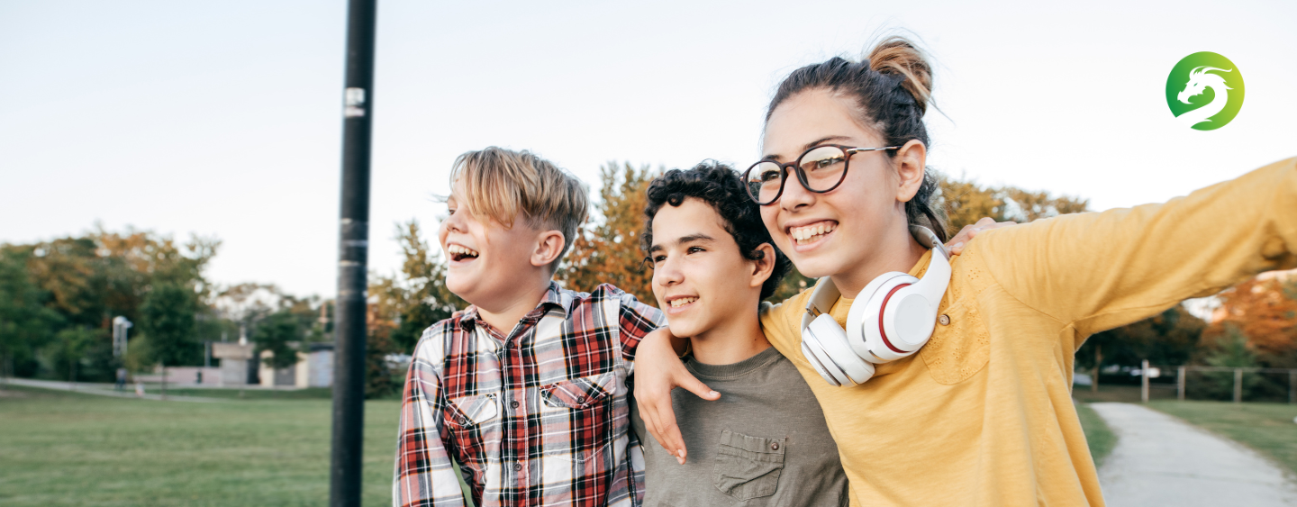 Eine Gruppe selbstbewusster Kinder im Alter von 9 bis 13 Jahren steht zusammen und symbolisiert die Stärke und den Zusammenhalt aus unserem Selbstvertrauenskurs in Ketsch.