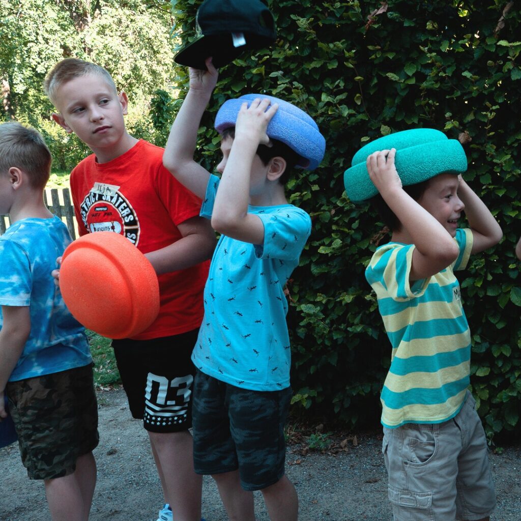 Unsere Stapelsteinübung mit Kindern zeigt, wie man als Team zusammenarbeitet.