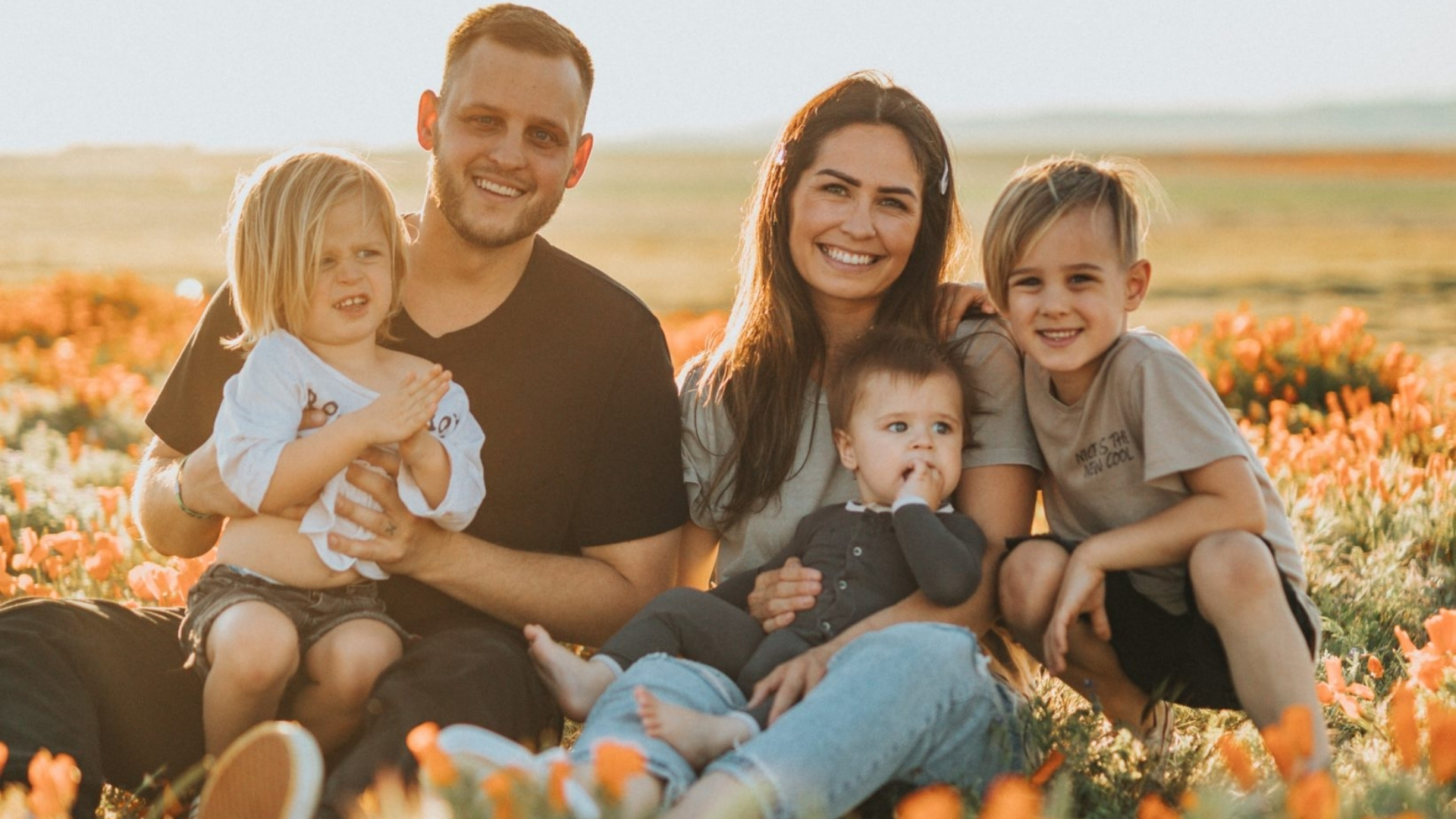 Glückliche Familie in der Natur – ein Sinnbild für Nähe, Stabilität und gemeinsame Entwicklung durch Einzel- und Familiencoaching.