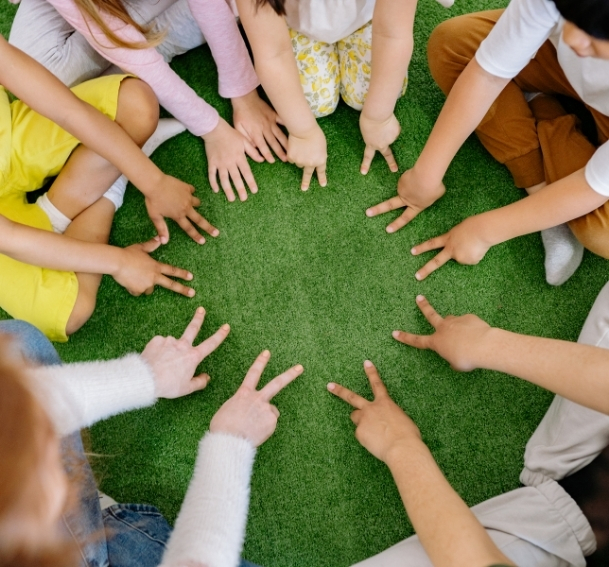 Zusammenhalt macht stark – Prävention, die im Alltag wirkt.