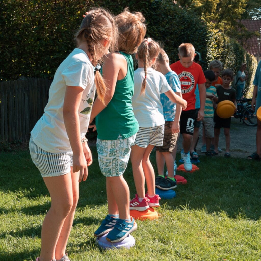 Kinder in Bewegung als Team – Resilienztraining und Coaching stärken Selbstbewusstsein, soziale Sicherheit und mentale Stärke.