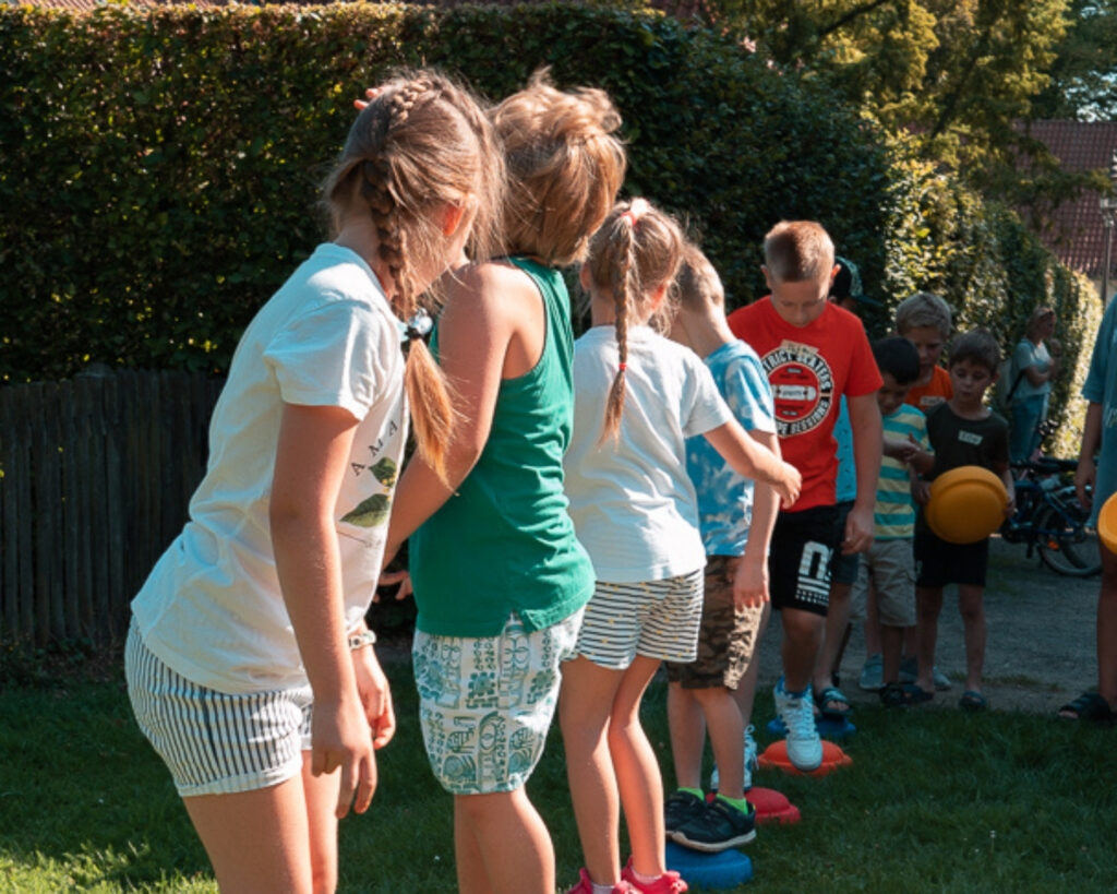 Kinder in Bewegung als Team – Resilienztraining und Coaching stärken Selbstbewusstsein, soziale Sicherheit und mentale Stärke.