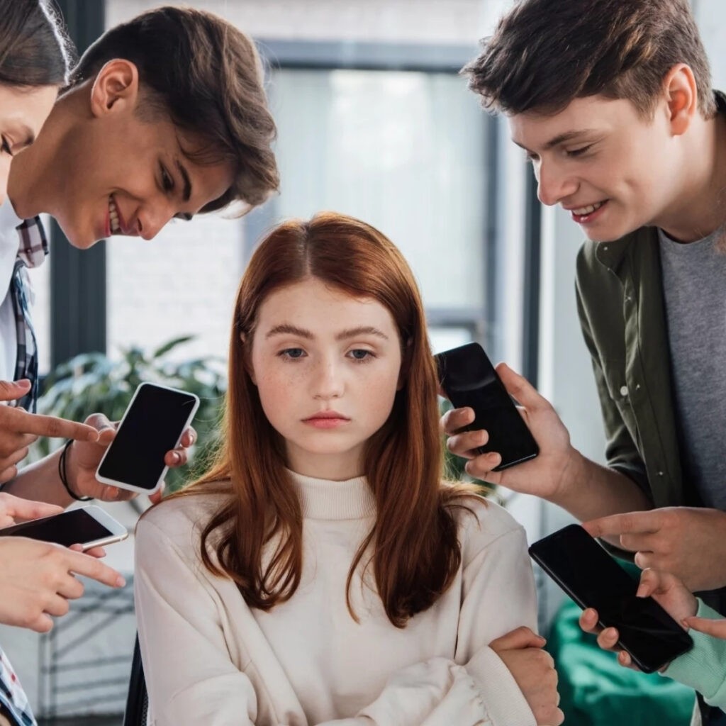 Cybermobbing unter Schüler:innen hinterlässt langfristige Narben. Drachenstark-Coaching bietet ein passendes Cybermobbing-Präventionsprogramm.