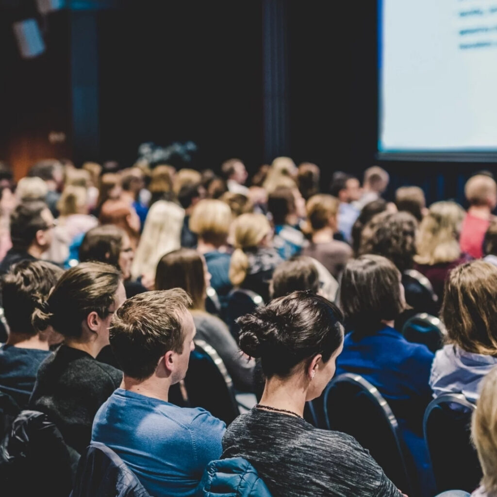 Spannende Elternvorträge zu Themen wie Mobbingprävention, Selbstbehauptung und Medienkompetenz